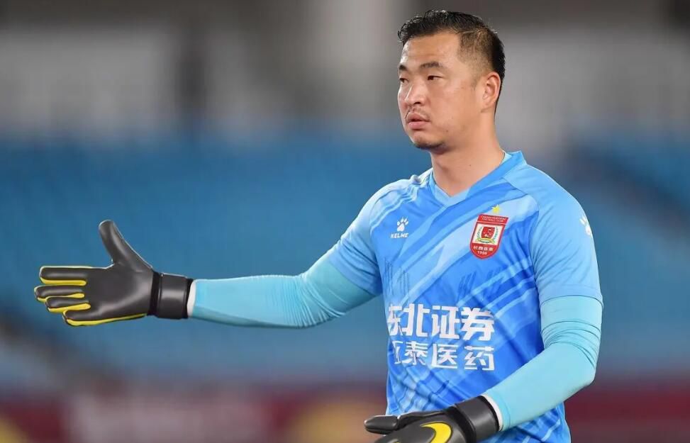 显然我们都知道他的视野极佳，从某种意义上说，他可能是中锋版本的卢卡-东契奇。